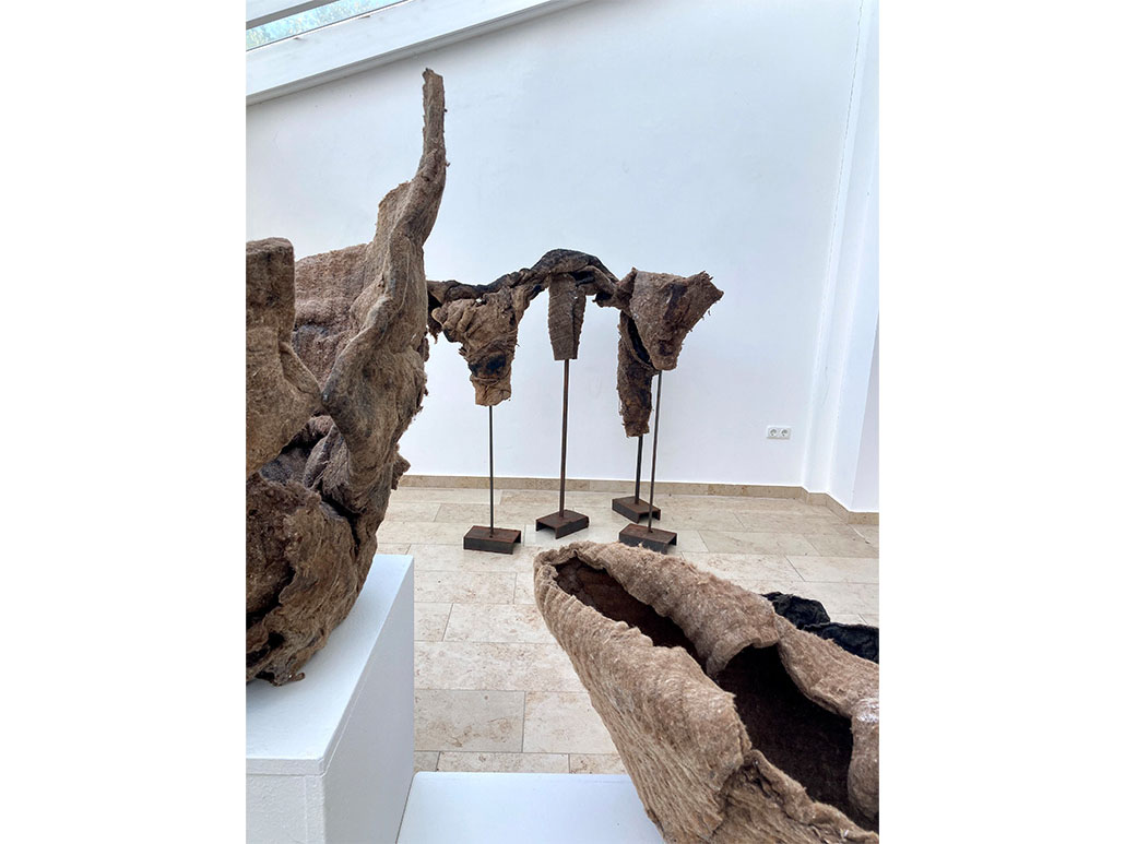 Sybille Fenzel | Auf mehreren Beinen | 170 x 150 x 90 cm | Wollvlies, Gummi&nbsp;Arabicum, Binder,&nbsp;Pigmente, Eisenständer | 2025