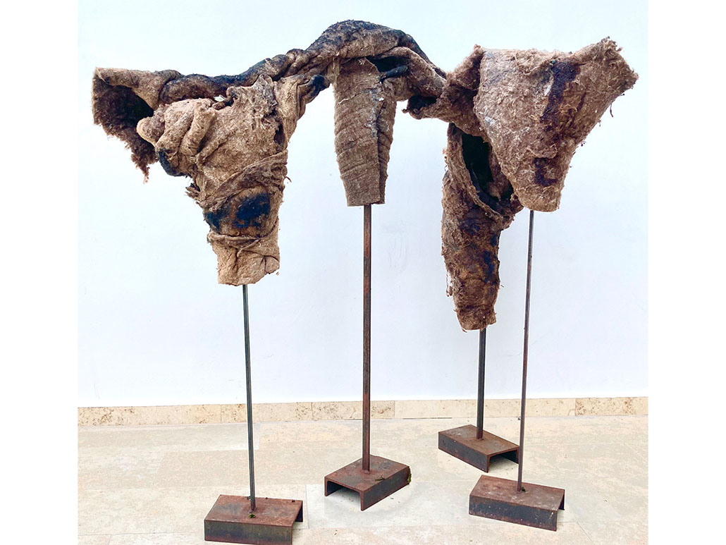 Sybille Fenzel | Auf mehreren Beinen | 170 x 150 x 90 cm | Wollvlies, Gummi&nbsp;Arabicum, Binder,&nbsp;Pigmente, Eisenständer | 2025