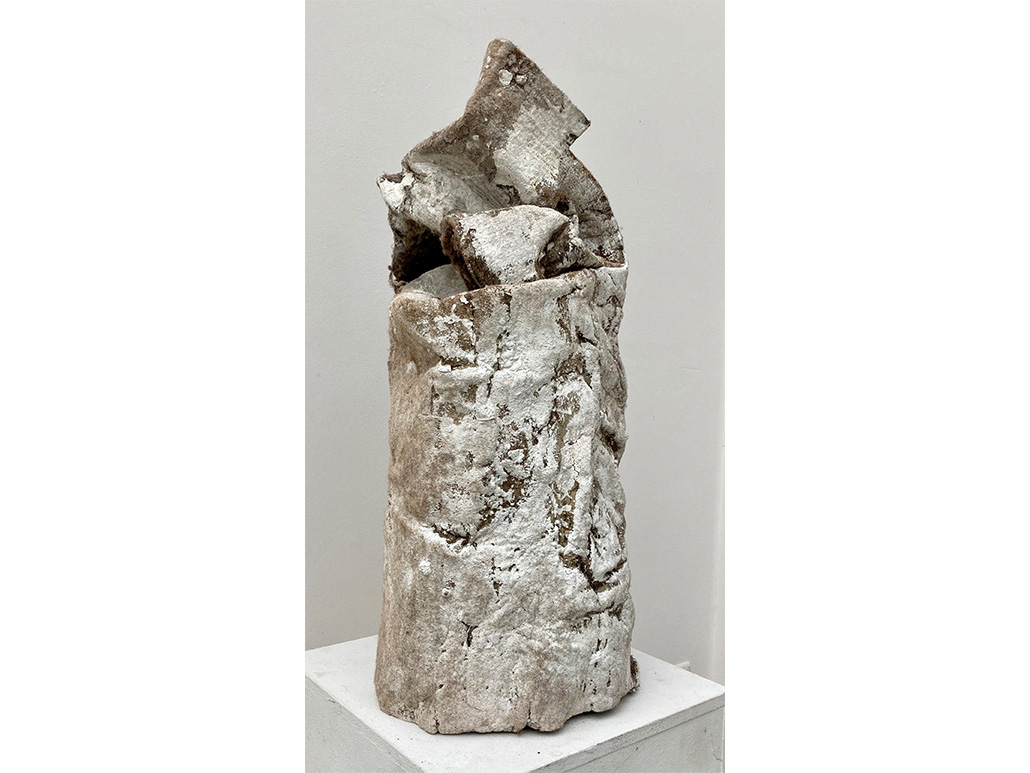 Sybille Fenzel | Mensch | 56 x 90 x 40 cm | Skulptur, Wollvlies, Gummi Arabicum, Binder, Pigmente | 2025