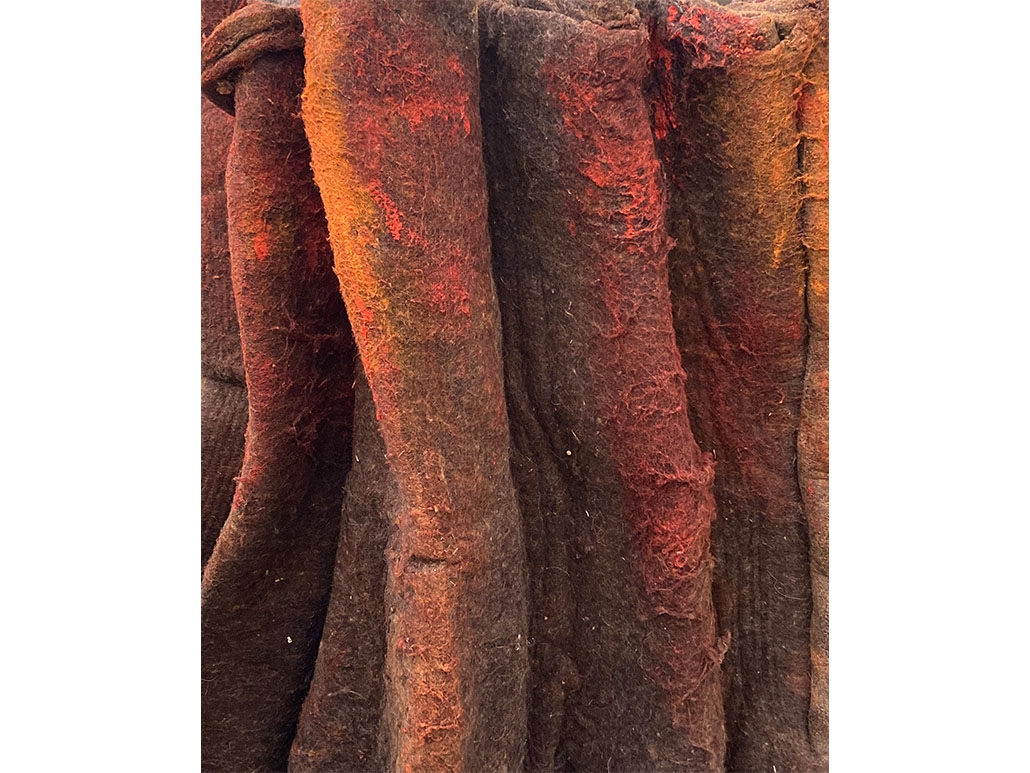 Sybille Fenzel | Orangener Schutzkörper | 80 x 84 x 100 cm | Wollvlies, Gummi Arabicum, Binder, Pigmente | 2025