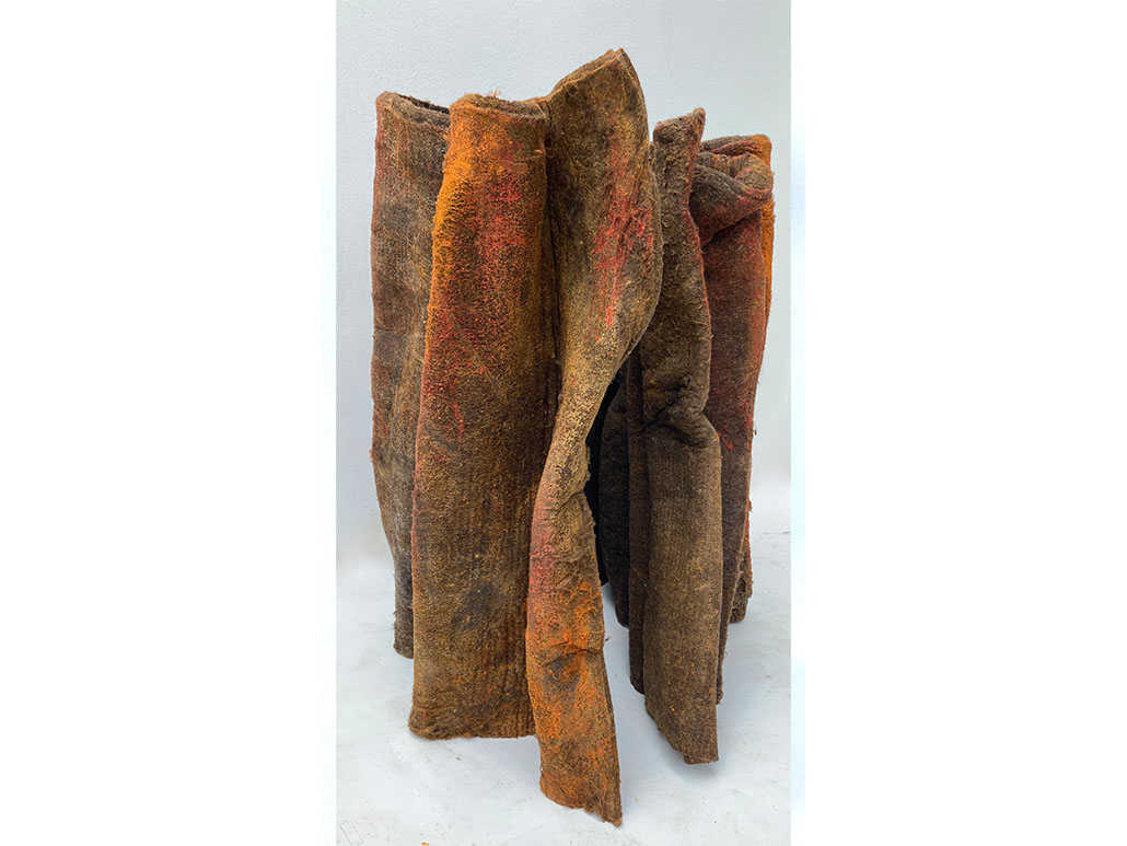 Sybille Fenzel | Orangener Schutzkörper | 80 x 84 x 100 cm | Wollvlies, Gummi Arabicum, Binder, Pigmente | 2025