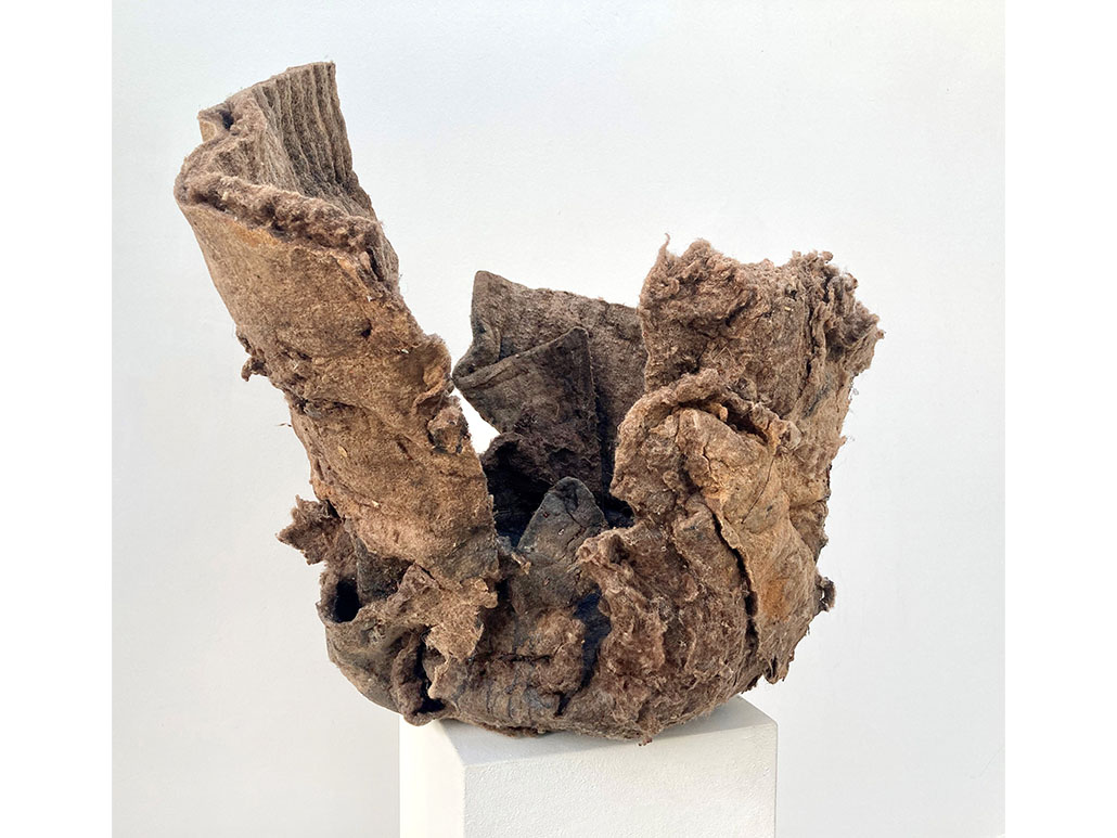 Sybille Fenzel | Schale Unperfekt | 90 x 72 x 90 cm | Wollvlies, Gummi&nbsp;Arabicum, Binder,&nbsp;Pigmente | 2025